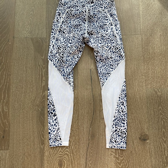 Athleta Eclipse tights in leopard print - Picture 6 of 7